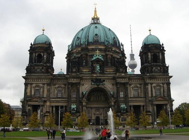 Berlin : Guided Private Sightseeing Tours with Funbikes, Teambikes - Why a Funbike works well in central Berlin