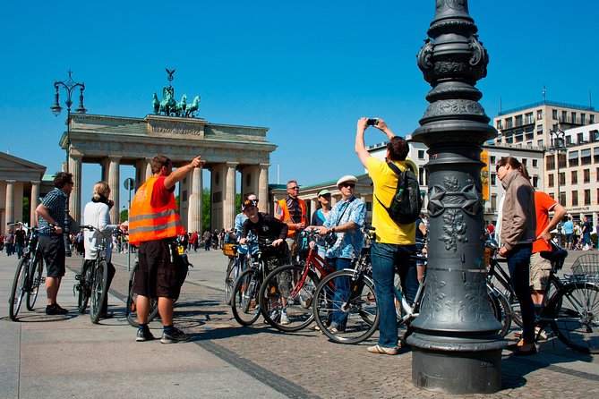 Berlin Highlights Sightseeing Bike Tour in Small Groups - Federal power at the Chancellery and Brandenburg Gate
