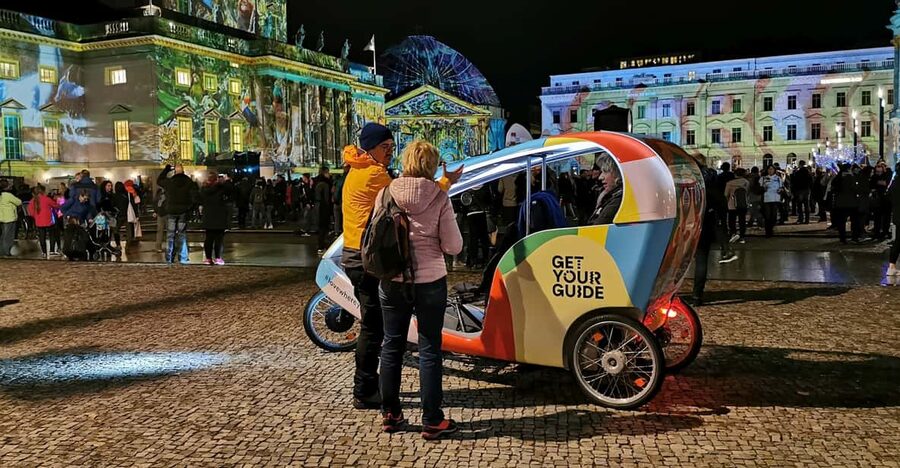 Berlin: Illuminated Berlin by Bike Taxi - Cold October air and simple preparation