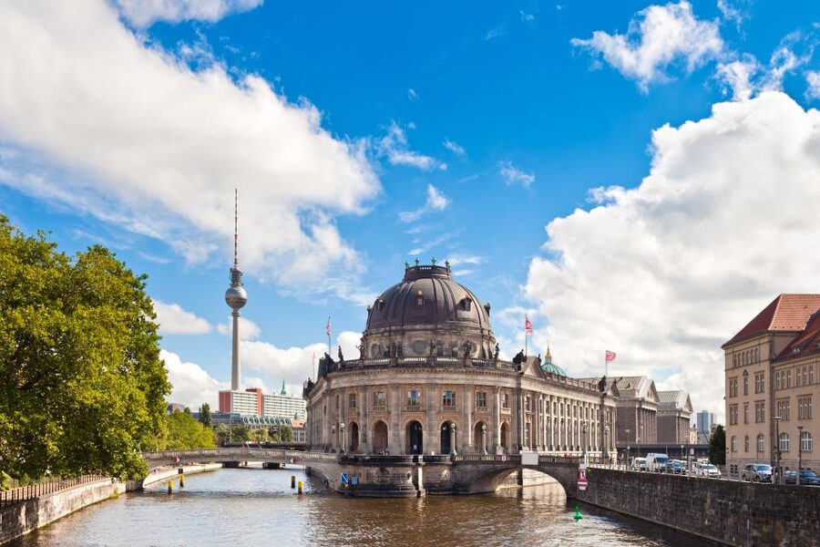 Berlin: Sights and Highlights Bike Tour with a Local Guide - From Prenzlauer Berg to the Government District