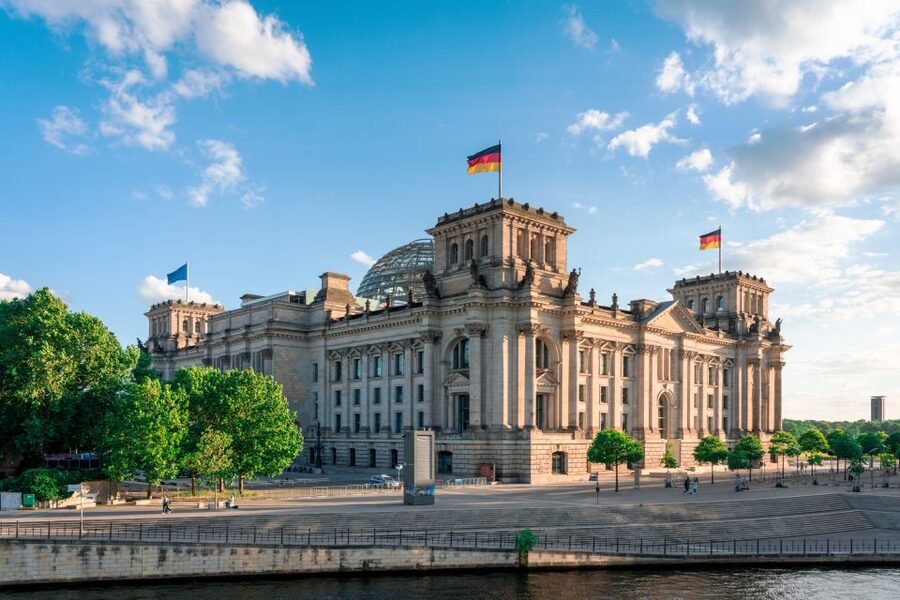 Berlin: Sights and Highlights Bike Tour with a Local Guide - Seeing the Berlin Wall in context