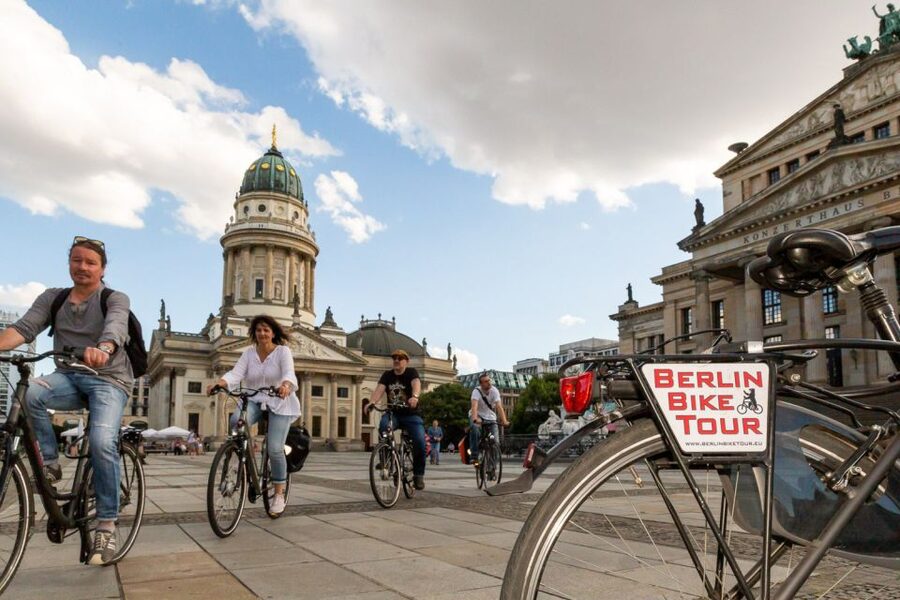 Berlin: Small Group Bike Tour Through City Center - Charité and Hauptbahnhof: Berlin as a city of contrasts