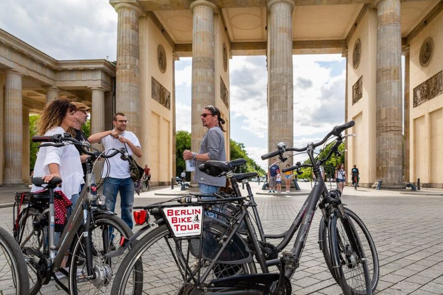 Berlin: Small Group Bike Tour Through City Center - The Government Quarter and the Reichstag