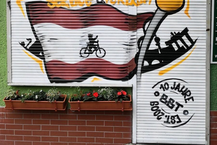 Berlin: Small Group Bike Tour Through City Center - Berlin Cathedral, Schlossplatz, and Nikolaiviertel