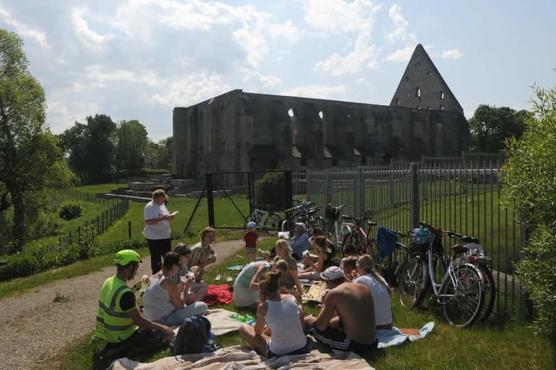 Best of Tallinn 2-Hour Bike Tour - Leaving the medieval lanes for Kadriorg Park