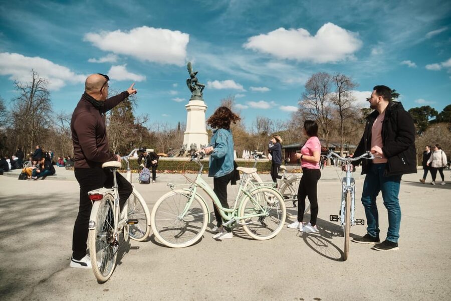 BiciTapeo : Tapas and Highlights Guided Vintage Bike Tour - Alcalá Gate and Casa de Cervantes