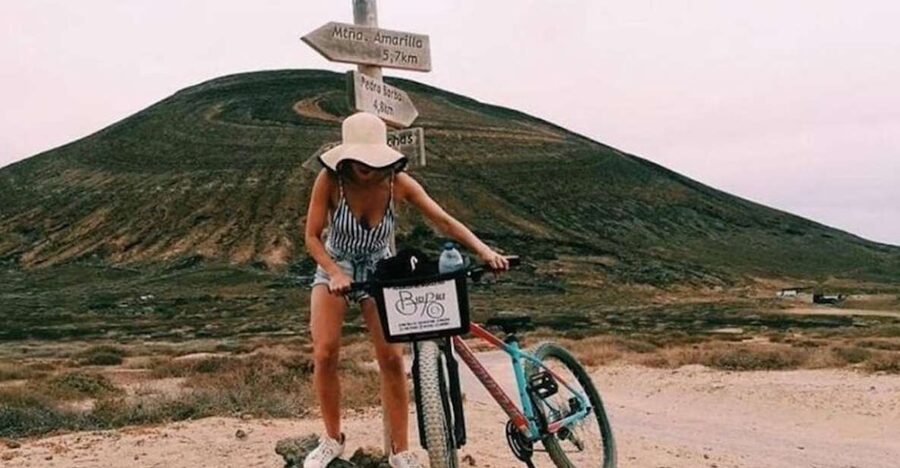 Bike Rental La Graciosa - Handling the rough tracks