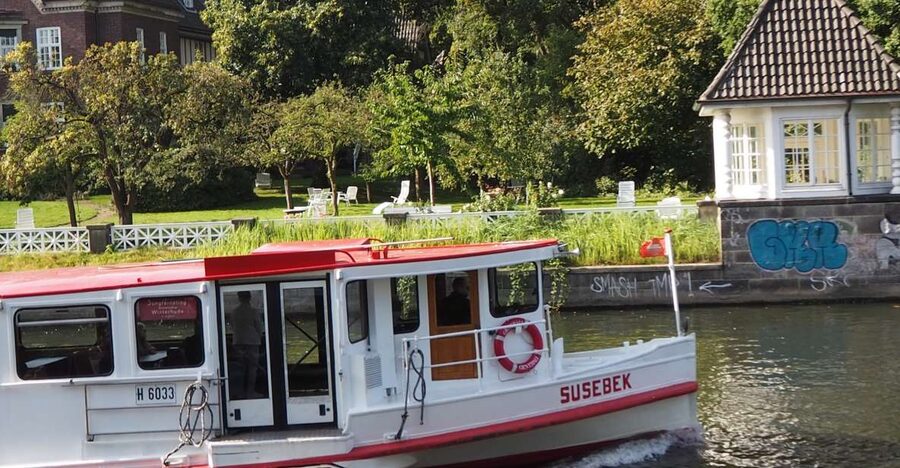 Bike tour around the Alster - Celebs, water, and nature - Starting at Schlüterstraße and heading toward the Alster