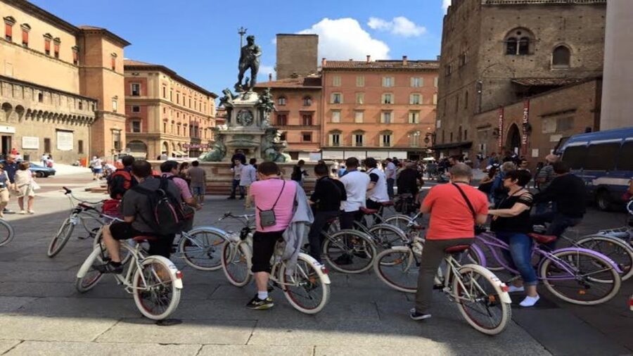 Bologna Guided Bike Tour - Via Piella and the little canal window