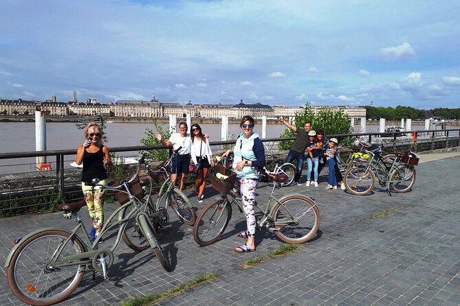 Bordeaux bike tour "The Best of Bordeaux" - Riding over the Jacques Chaban-Delmas bridge