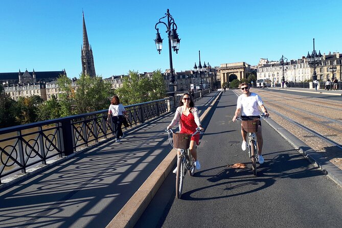 Bordeaux bike tour "The Best of Bordeaux" - Public Garden and a local treat
