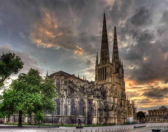 Bordeaux Essentials Sightseeing Bike Tour with a Local Guide - Key points to know before you book