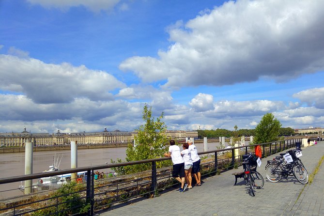 Bordeaux Essentials Sightseeing Bike Tour with a Local Guide - Grosse Cloche and the old-town streets