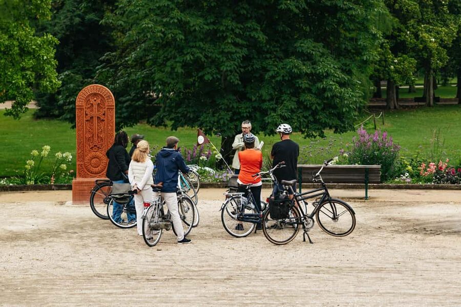Bordeaux: Historic Center & Chartrons District Bike Tour - Why a bicycle is the right way to see Bordeaux