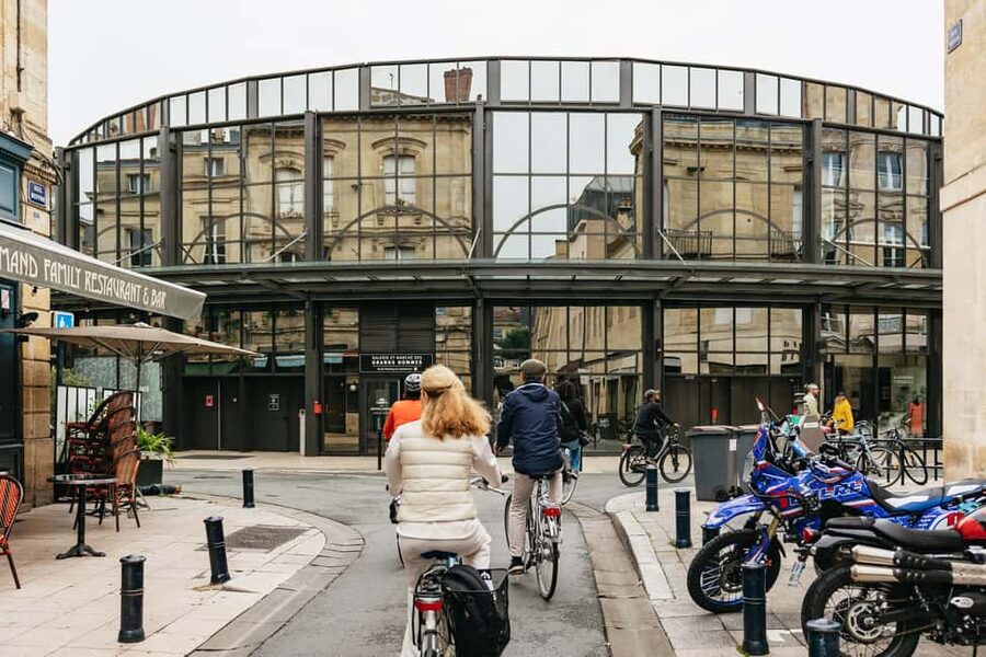 Bordeaux: Historic Center & Chartrons District Bike Tour - The canelée stop at Casonnade