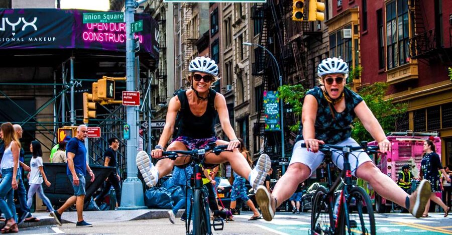 Brooklyn: Sightseeing Bike Tour with Local Guide - Starting under the bridges in DUMBO