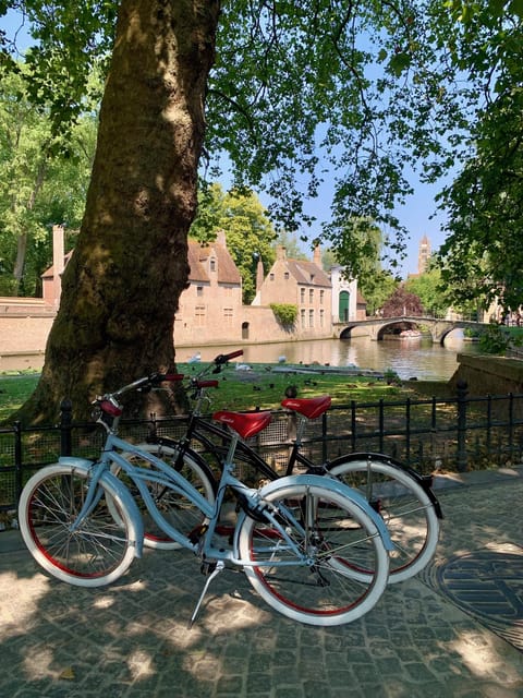 Bruges: City Bike Tour with a Local - Photo stops and views along the canals