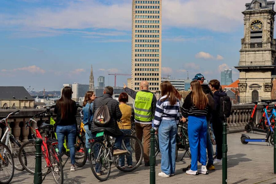 Brussels: City Highlights and Hidden Gems Bike Tour - The central streets and familiar Brussels sights