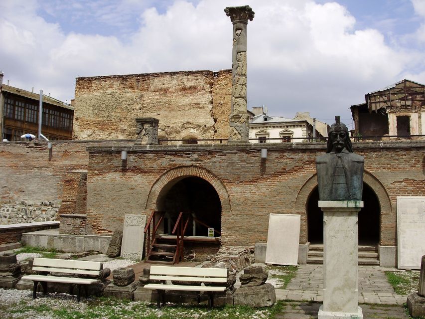 Bucharest: 2-Hour City Highlights Bike Tour - Guides who make the history easier to follow
