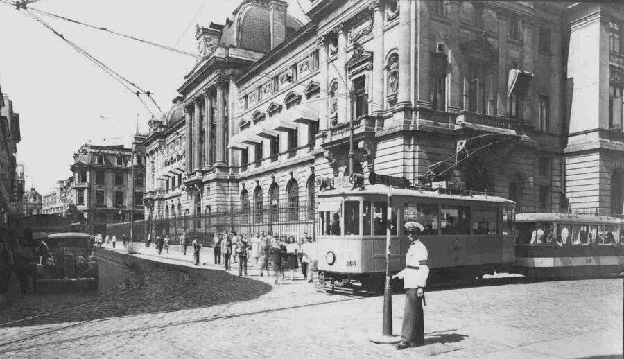 Bucharest: Half Day Bike Tour - Parliament Palace and the cost of grandeur