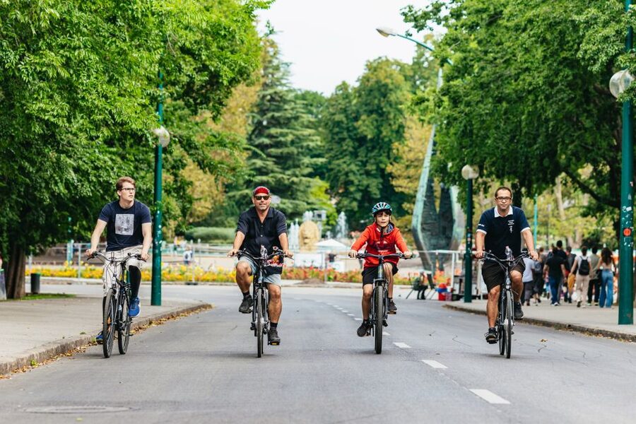 Budapest: Grand Sightseeing Bike Tour - Along the Danube to Elizabeth Bridge
