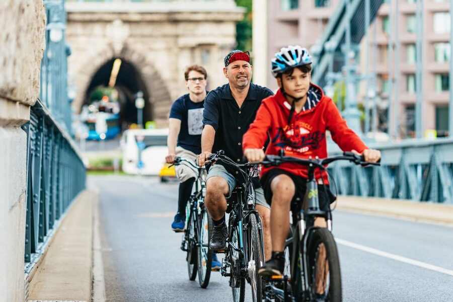 Budapest: Grand Sightseeing Bike Tour - Guides, bikes, and the feel of the ride