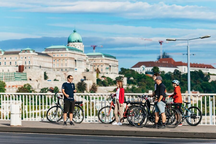 Budapest: Grand Sightseeing Bike Tour - The uphill test on Castle Hill