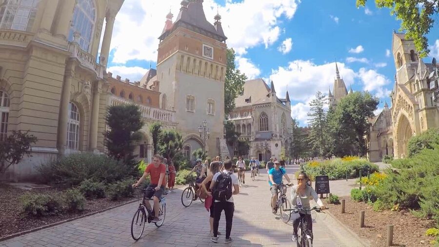 Budapest: Guided Bike & E-bike Tour with a Goulash - Goulash as the Midway Reward