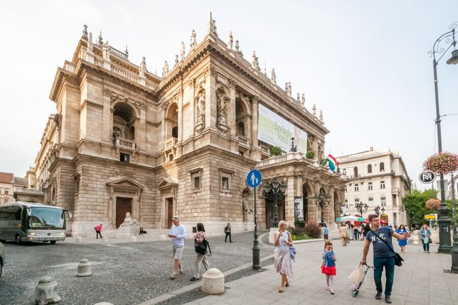 Budapest: Guided City Discovery Bike Tour - Chain Bridge and the final return