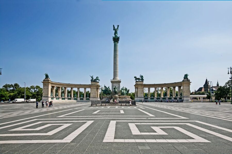 Budapest ❤️Winter Bike Tour with Coffee Stop❤️ - Liberty Square and a Soviet-era reminder