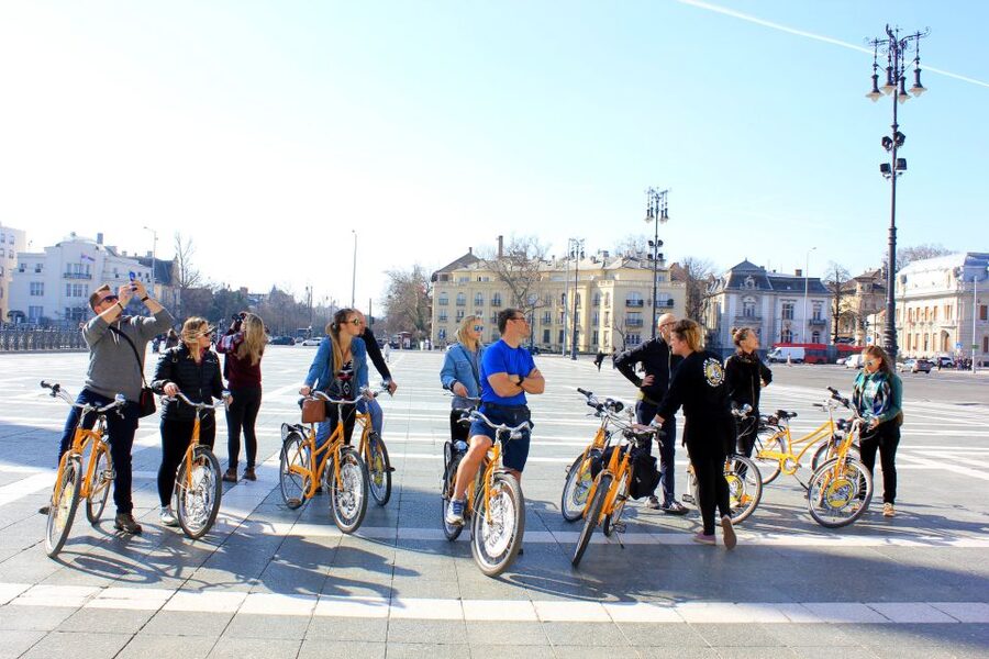 Budapest ❤️Winter Bike Tour with Coffee Stop❤️ - The café stop, pastry, and winter reset