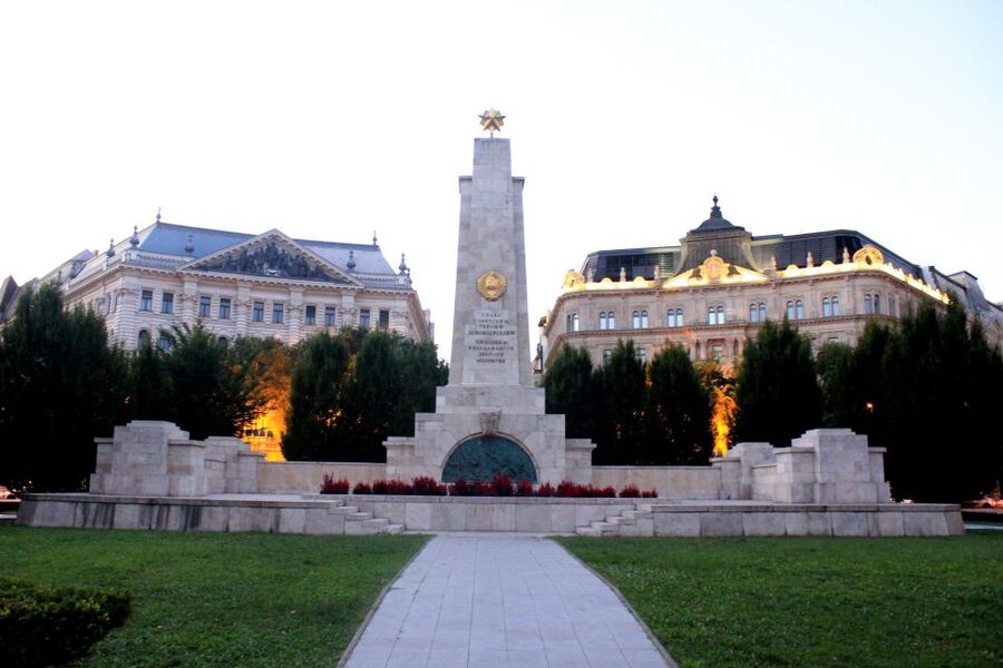 Budapest ❤️Winter Bike Tour with Coffee Stop❤️ - Guides, language, and group size