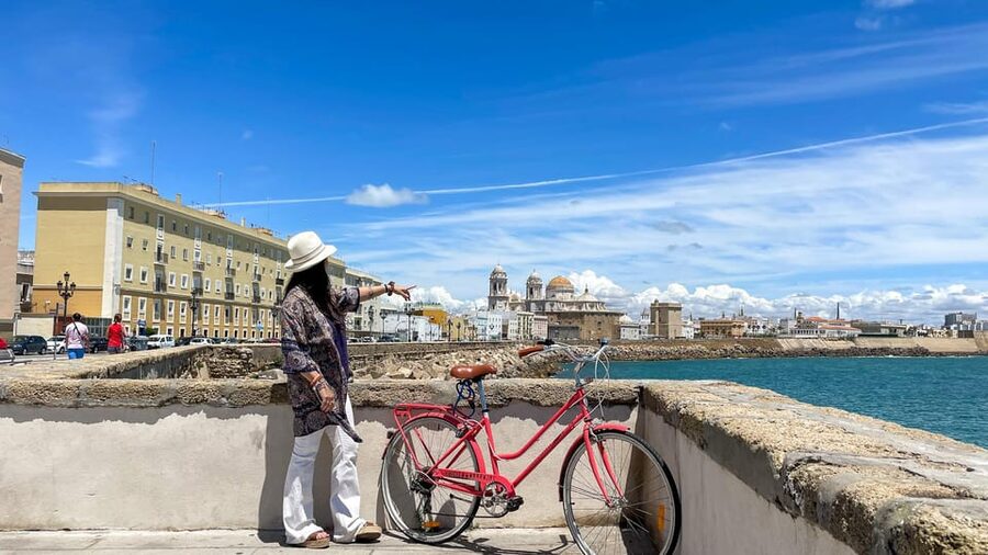 Cadiz: City Bike Tour - Along the walls, beaches, and open water