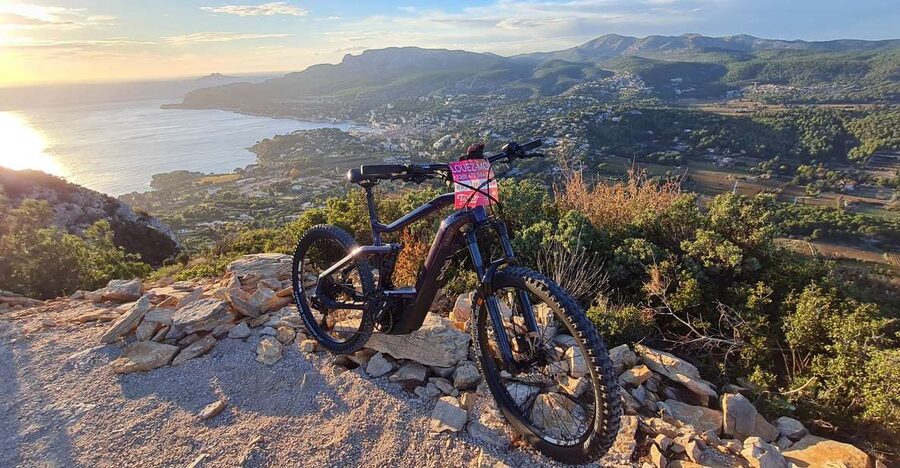 Calanques National Park: E-Mountain Bike with Virtual Guide - Cassis coves, gravel tracks, and walking stops