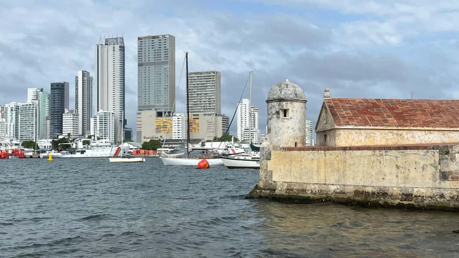 CARTAGENA: BIKE RIDE WITH LUNCH AT BOURDAIN'S FAVORITE SPOT - Manga starts the ride with city views and old defenses