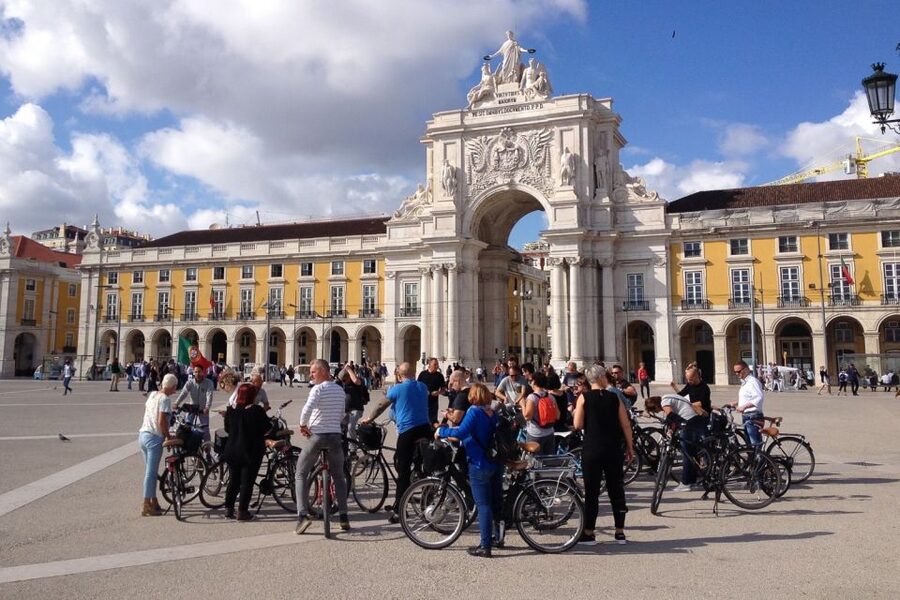 Central Lisbon 3-Hour Guided E-Bike Tour - What the guide adds to the ride