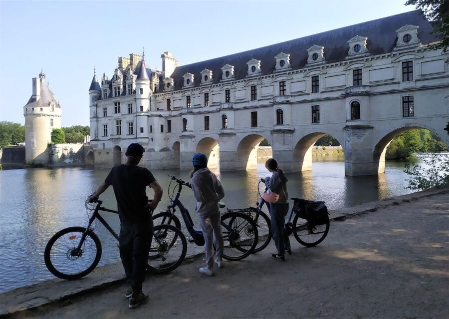 Chenonceau: E-Bike Guided Tour & Gourmet Picnic Lunch - The approach to Château de Chenonceau