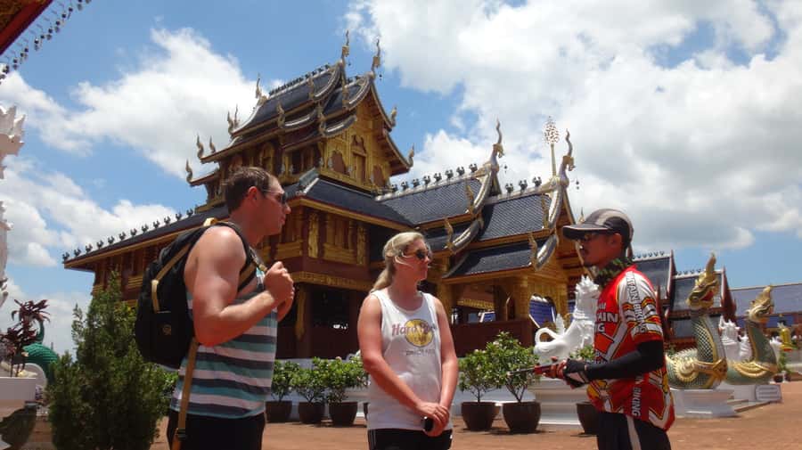 Chiang Mai: 25km Leisure Mountain Biking & Jungle Kayaking - The market stop near Wat Thepnimit Nantharam