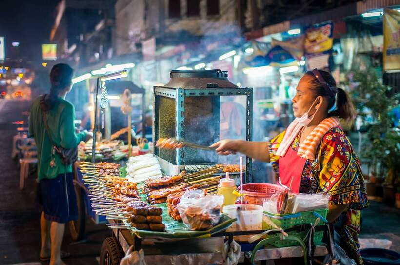 Chiang Mai: Private Historic Old City Bike Tour - Night - Three Kings Monument and Wat Intakhin