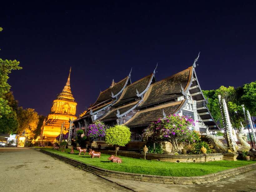 Chiang Mai: Private Historic Old City Bike Tour - Night - Wat Chiang Man or Wat Lok Molee
