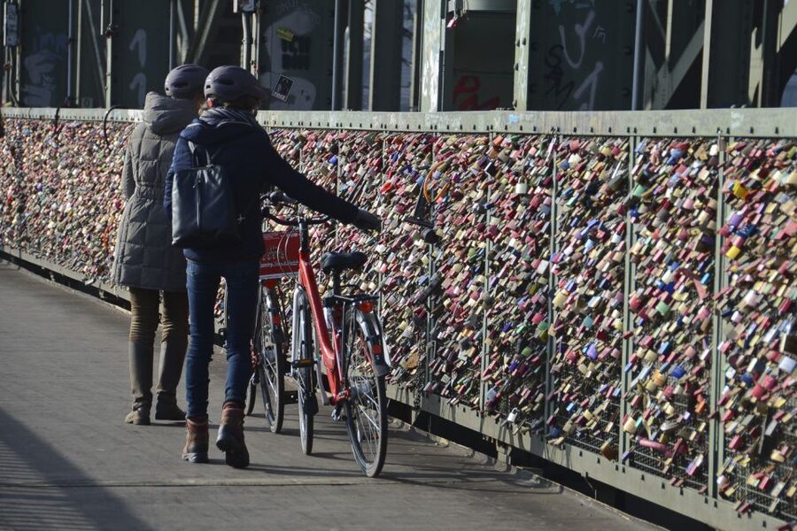 Cologne: 3-Hour Guided Bike Tour - The Rhine ride back to Colonia Aktiv