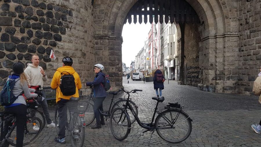 Cologne: 3-Hour Guided Bike Tour - A 20-minute break at Alter Markt