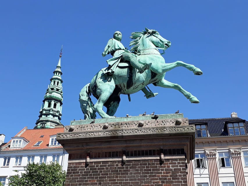 Copenhagen: 2,5-Hour 'Must See' Bike Tour with a Local Guide - Christiansborg Palace connects royal power and government