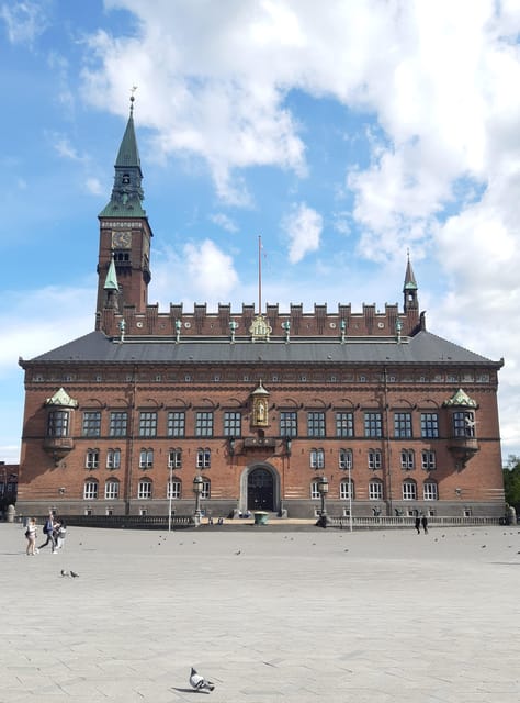 Copenhagen: 2,5-Hour 'Must See' Bike Tour with a Local Guide - Amalienborg and the royal quarter