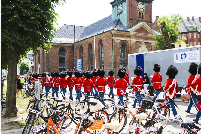 Copenhagen: 2-hour City Highlights Bike Tour - Christiansborg Palace and the political center
