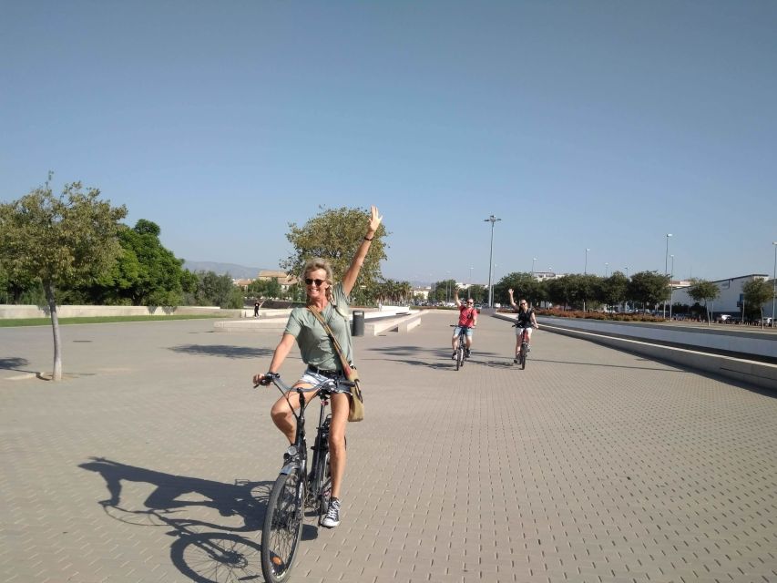 Córdoba Daily Highlights Bike Tour - Crossing the Roman Bridge to Calahorra Tower