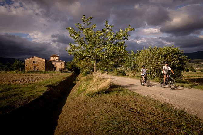 Cortona - Easy guided eBike tour around the Etruscan City. - The guides and the human side of the ride