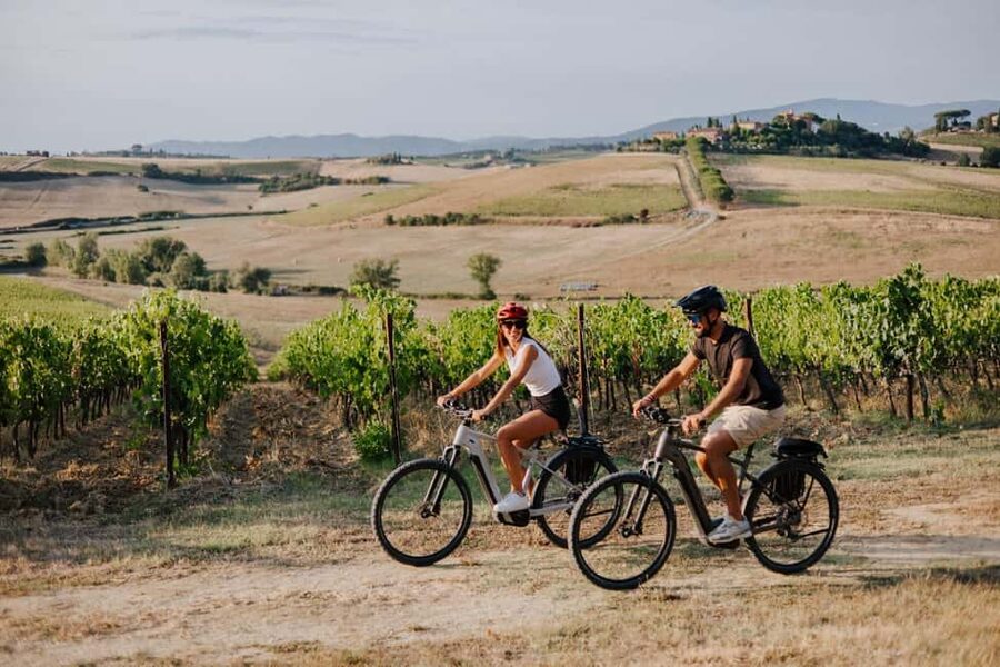 Cortona: Val di Chiana E-Bike Tour with Optional Wine Lunch - Riding the Val di Chiana between Cortona and Montepulciano