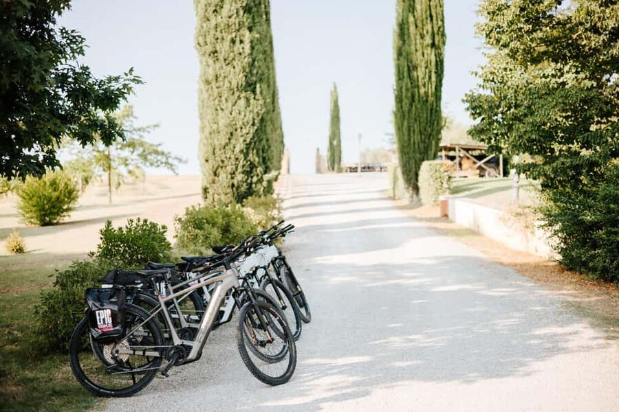 Cortona: Val di Chiana E-Bike Tour with Optional Wine Lunch - Starting at Barbarullo and getting ready to ride