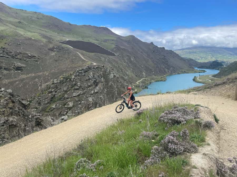 Cromwell: Lake Dunstan Trail Bike Rental and Luxury Shuttle - Key points to know before you book